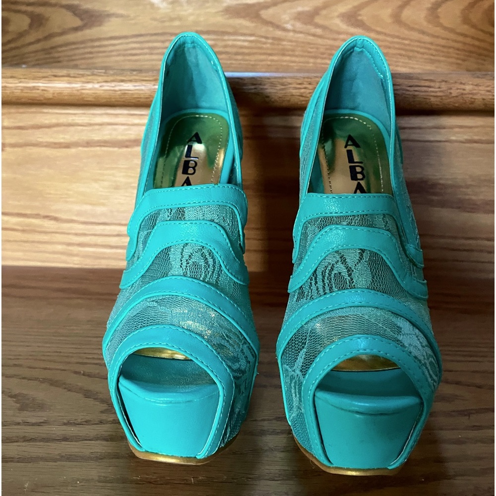 Alba Turquoise Lace with Gold Heel shoes. Size 5 1/2. Tried on once